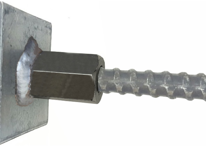402. Hatszögletű anya acéllaphoz hegesztve