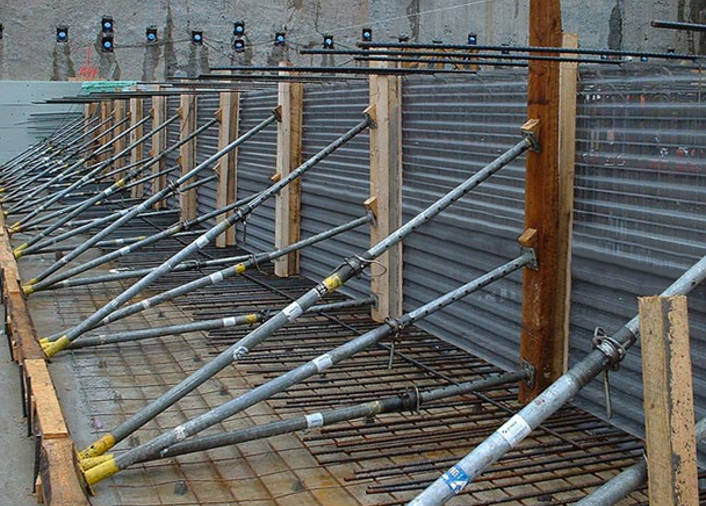 456. Alaplemez zsaluzása Streckform táblákkal helyszíni merevítéssel betonozás alatt